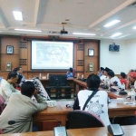 Bupati-Wabup Gresik Sambari-Qosim saat menggelar pertemuan dengan sejumlah PKL terkait revitalisasi Alun-Alun Gresik. foto: syuhud/ bangsaonline