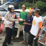 Anggota Satlantas Polres Malang saat membagikan nasi kotak kepada abang becak.