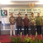 
Majlis Presedium Wilayah Akmal Boediono ketika mengukuhkan Majlis Presedium KAHMI Gresik. Foto: syuhud/BANGSAONLINE.
