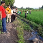 Polisi saat di lokasi penemuan mayat.