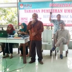 Divisi Perencanaan dan Data Pemilu KPU Tuban, Nur Hakim, saat menyosialisasikan pemutakhiran DPT.