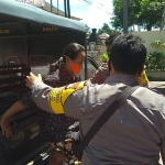 Tersangka Sunarsih diamankan petugas ke Mapolsek Ponggok.