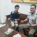 Petugas KAI Daop 7 saat mengembalikan salah satu barang tertinggal kepada pemiliknya.