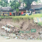 Ambrol beruntun, setelah dua tanggul di Kuti, giliran tanggul Ngaglik ambrol. Diduga, kerusakan ini akibat pengerukan BBWS yang tidak memperhatikan keberadaan plengsengan di atasnya. foto: YUDI EP/ BANGSAONLINE