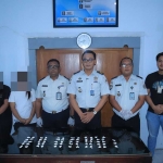 Pelaku penyelundupan pil dobel L ketika bersama petugas dari Lapas Blitar.