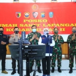 Gubernur Jawa Timur Khofifah Indar Parawansa bersama Pangkogabwilhan II Marsdya TNI Imran Baidirus, Pangdam V Brawijaya, Kapolda Jawa Timur, dan Pangkoarmada II meluncurkan aplikasi sistem rujukan satu pintu atau yang disebut dengan One Gate Referral System di RS Darurat Lapangan Indrapura Surabaya pada Selasa (7/7) sore. foto: ist/ bangsaonline.com