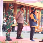 Gubernur Khofifah saat memberikan pengarahan di apel siaga di Makodam V Brawijaya, Senin (23/11/2020) pagi. (foto: ist)