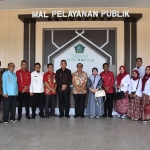 POSE BERSAMA: Rombongan Pemkab Boalemo foto bareng dengan Dinas Kominfo saat kunjungan ke Mal Pelayanan Publik Sidoarjo, Kamis (4/4). foto: ist