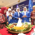 Sebelum melakukan pemotongan Tumpeng, Gubernur Jatim ikut berdoa bersama pada perayaan HUT IWAPI Ke-44. foto: ist