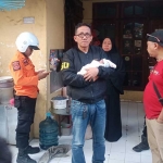 Kapolsek Sukolilo bersama warga saat hendak mengantar bayi ke RSU Haji Sukolilo.