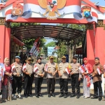 Jajaran Polres Pasuruan foto bersama dengan latar belakang gapura Cheng Hoo.