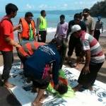 Kedua nelayan saat dievakuasi di pantai Jokerto Panggul Trenggalek. foto: herman/ BANGSAONLINE