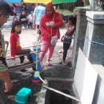 Warga berbondong-bondong mendatangi sumber air hangat di Kebonagung, Porong.