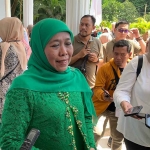 Khofifah Indar Parawansa saat memberi keterangan ke awak media.