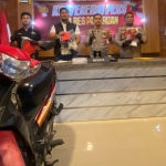 Kapolres Pasuruan, AKBP. Harto agung Cahyono didampingi Kasat Reskrim polres Pasuruan saat merilis barang bukti dari kedua pelaku 