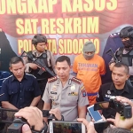 Pelaku saat dipamerkan di hadapan awak media dalam ungkap kasus di Mapolresta Sidoarjo.