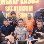 Pelaku saat dipamerkan di hadapan awak media dalam ungkap kasus di Mapolresta Sidoarjo.