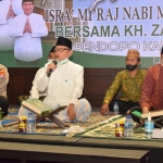 KH. Zawawi Imron saat memberikan tausiyah.