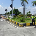Petugas saat memantau arus lalu lintas di exit tol yang menuju ke Kota Malang.