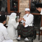 Gubernur Jawa Timur Khofifah Indar Parawansa ketika sowan ke Mbah Yai Dien  sebelum sakit dan wafat.