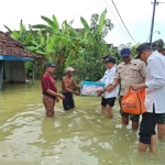 Camat Benjeng, Nurul Fuad, bersama pejabat Muspika memberikan bantuan kepada para korban. Foto: Ist.