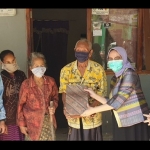 Farida mengunjungi keluarga penerima program Sahabat Pertamina EP Asset 4 Field Cepu.
