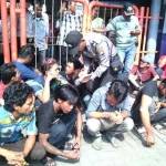 Petugas melakukan pendataan terhadap para preman yang terjaring razia di Terminal Bungurasih. (Agus HP/BangsaOnline)