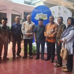 Pendiri BEC Kampung Inggris Muhammad Kalend Osen (tengah) bersama Rektor Uniska Kediri Prof. Dr. H. Bambang Yulianto (empat dari kiri) dan tamu undangan lainnya. Foto: Ist. 