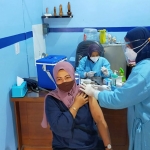 Para guru dan tenaga pendidik di Kota Blitar mulai mendapatkan vaksinasi. Vaksinasi kepada pendidik dan guru tersebut dilakukan mulai Sabtu (27/2/2021) dan dijadwalkan akan selesai pada Rabu (3/3/2021). (foto: ist)