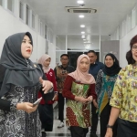 Anggota DPD RI asal Jawa Timur, Lia Istifhama atau yang akrab disapa Ning Lia, saat kunjungan langsung ke RSMM di Ketintang.