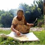 Nenek Tukirah saat menjemur nasi aking miliknya. (Soewandito/BANGSAONLINE)