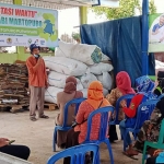 Direktur TPS 3R ABI, Nur Hasan, saat menyampaikan pemaparan kepada warga yang mendapat santunan.