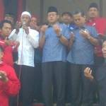 Pasangan Berkah saat berdoa di kantor DPC PDIP sebelum berangkat ke KPUD Gresik. (syuhud/BANGSAONLINE)