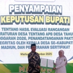 Penyerahan hasil evaluasi kepada kepala desa. Foto: Hendro Suhartono/BANGSAONLINE