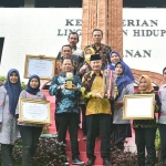 Bupati Lamongan, Yuhronur Efendi, saat menerima penghargaan Nirwasitha Tantra 2021.