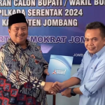 Warsubi saat mendaftar di kantor Partai Demokrat Jombang
