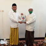 H. Syafiuddin Asmoro menyerahkan sembako kepada KH. Sayyid Umar untuk disalurkan kepada masyarakat terdampak Covid-19.