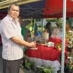 Joestamadji, Kepala Dinas Pertanian Kota Surabaya menunjukkan pohon markisa yang dipamerkan di halaman Balai Kota Surabaya. foto: devi fitri/BANGSAONLINE