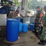 Tiga Pilar Kecamatan Pabean Cantian saat menertibkan penjual gentong yang menempati trotoar.