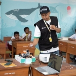 Insan Petrokimia Gresik memberikan pembekalan kepada pelajar melalui simulasi tanggap bencana, pengenalan robotika, kelas inspirasi, dan pojok literasi dalam program AKSI. Foto: Ist.