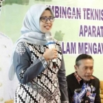 Bupati Blitar, Rini Syarifah, saat memberi sambutan dalam Bimtek atau bimbingan teknis.