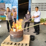 Ketua KPU Kabupaten Pasuruan Ainul Yakin didampingi Kapolres Pasuruan AKBP Teddy C beserta Bawaslu dan Forkopimda saat pemusnahan surat suara rusak. 