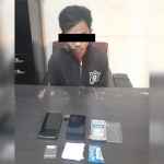 Pelaku dan barang bukti saat berada di Mapolsek Karangploso Malang.