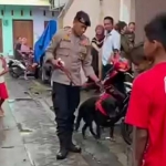 Petugas saat melakukan olah TKP di rumah warga yang dibobol maling.