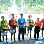 Kapolres Pasuruan AKBP Raydian Kokrosono (tengah) usai memberikan Piagam penghargaan serta piala kepada juara 1 bola voli Kapolres Cup 2017, Sabtu (28/10) siang. Foto: ANDY FACHRUDIN/BANGSAONLINE