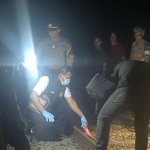 Petugas saat melakukan olah TKP setelah peristiwa di Kelurahan Tangkil, Kecamatan Wlingi, Kabupaten Blitar.