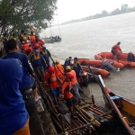 Tim gabungan dari Basarnas, Tagana, dan Kepolisian saat melakukan pencarian korban.