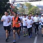Seratus orang dari komunitas lari kota Gresik, Surabaya, Sidoarjo, Malang, dan sekitarnya, berlari bersama mengelilingi kota Surabaya. foto: ist