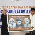 Wali Kota Kediri saat menerima cinderamata dari Pengasuh Ponpes Salafiyyah, KH.Abu Bakar Abdul Jalil. (Ist)