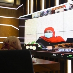 Gubernur Jawa Timur Khofifah Indar Parawansa saat memimpin rapat secara virtual. foto: ist.